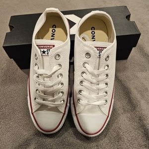 WOMEN'S CONVERSE CHUCK TAYLOR LOW TOP SNEAKERS